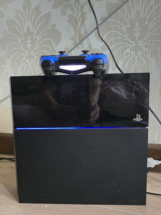 PlayStation 4 в отличном состоянии