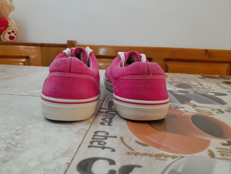 Teniși next noi fără etichetă