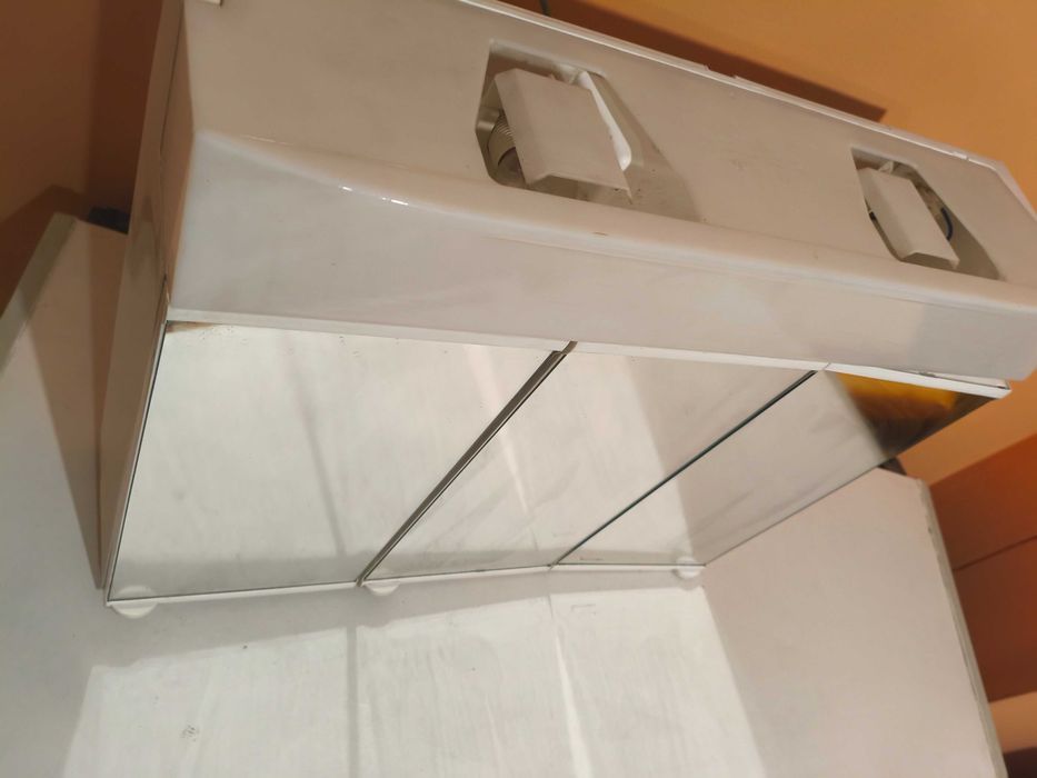 Горен шкаф за баня