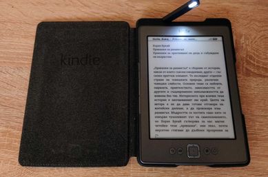 Електронен четец Kindle D01100 и калъф с осветление / електронна книга