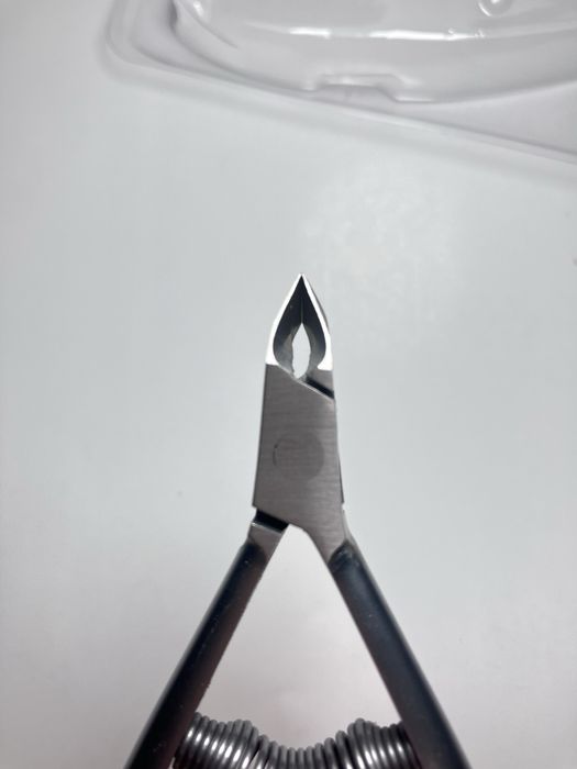 остри клещи за маникюр