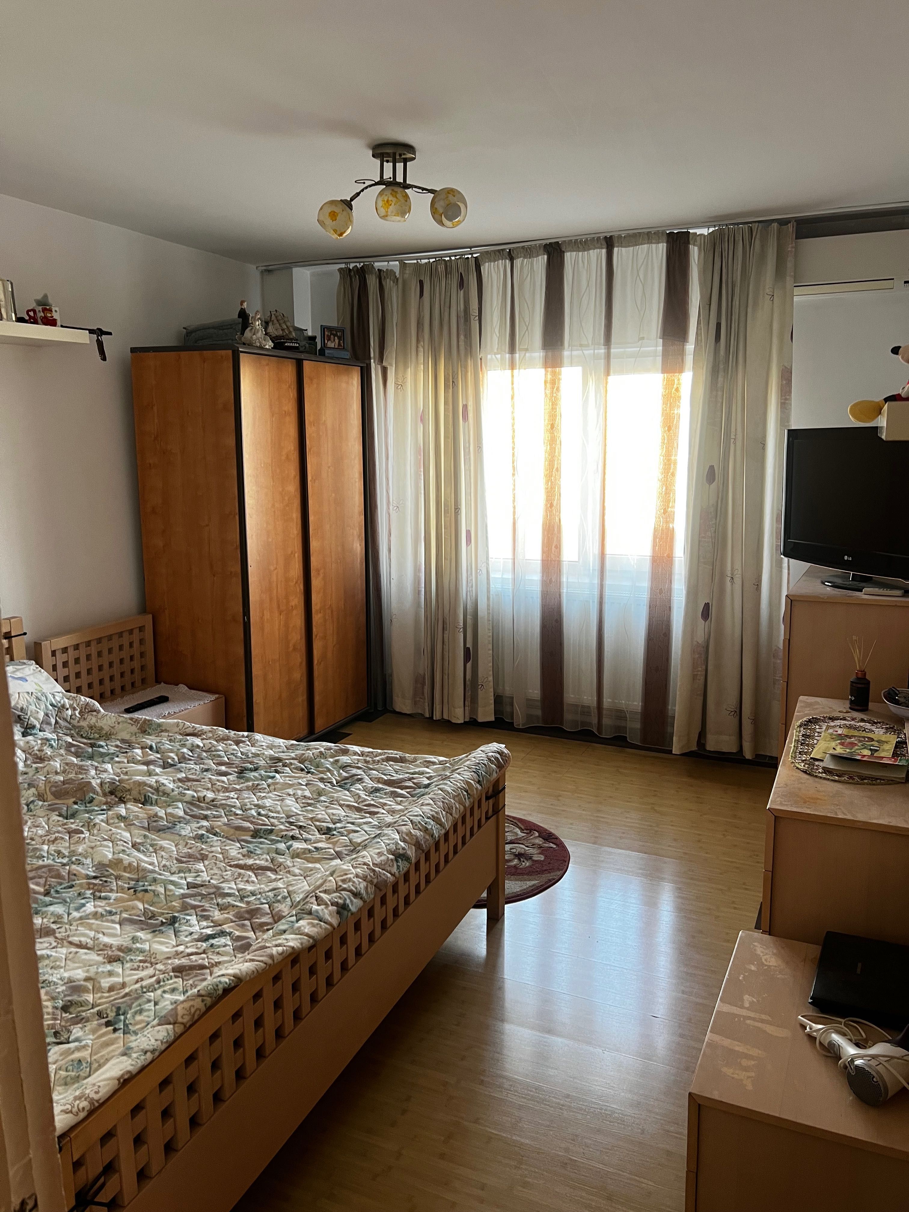 Închiriez apartament 3 camere