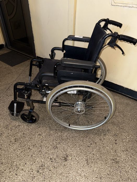 Scaun rulant fotoliu medical batrani handicap dizabilitati ca nou
