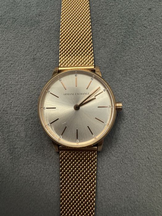 Продавам дамски часовник на Armani exchange