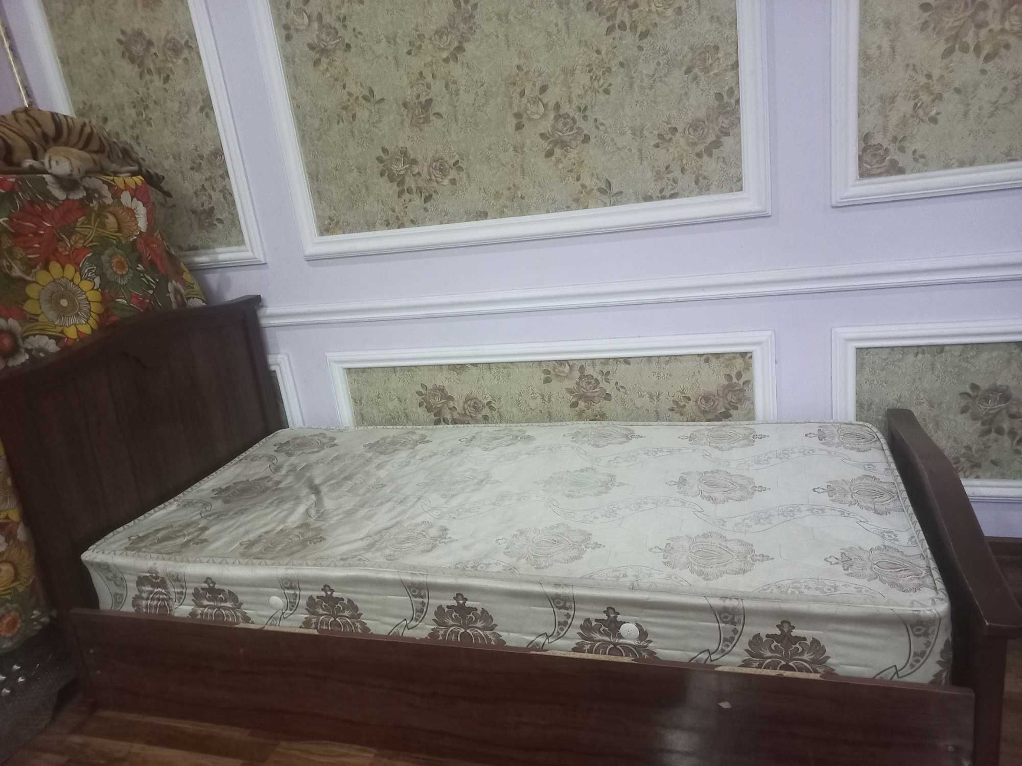 Односпальные кровать и матрас