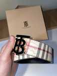 Vând curea Burberry