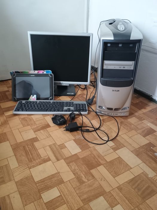 Продава се всичко на снимката в комплект монитор Acer таблет компютър