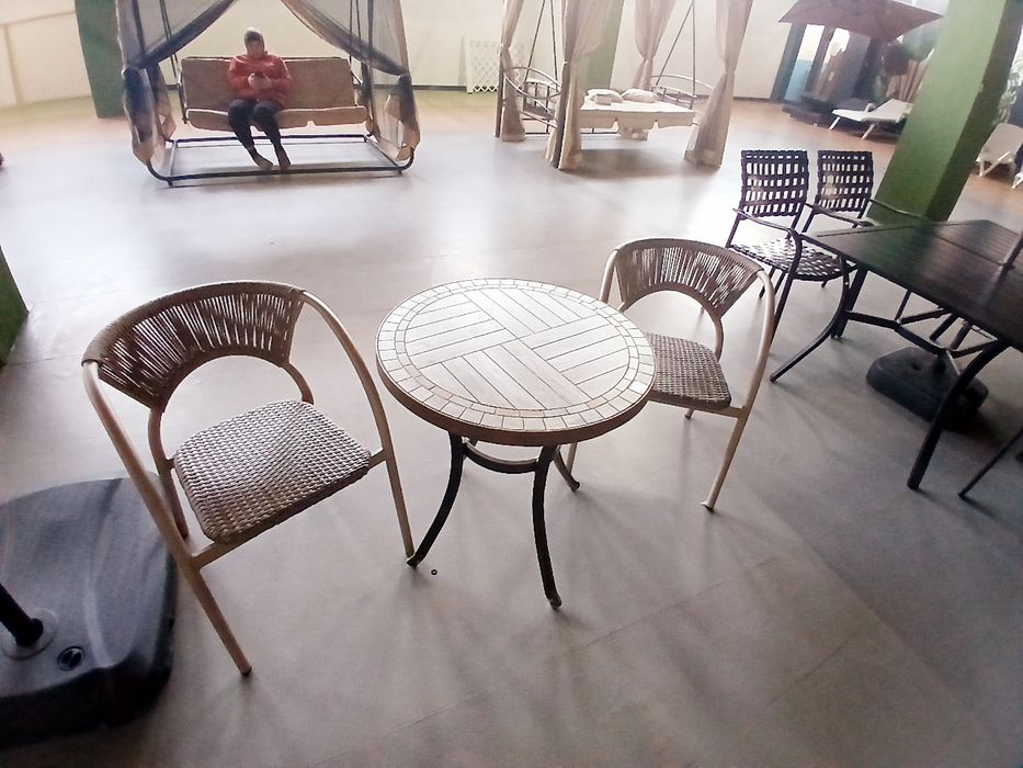 Dumaloq  va toshli stol