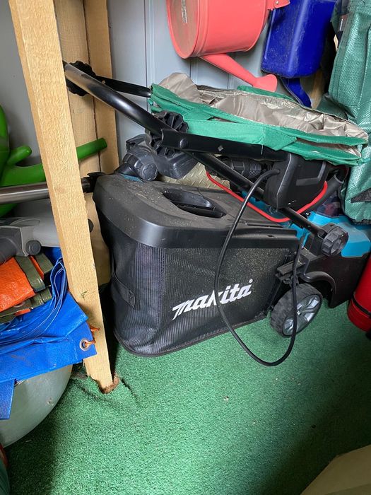 Mașină de tuns iarba cu acumulator Makita DLM382ZPM2 2x18 V