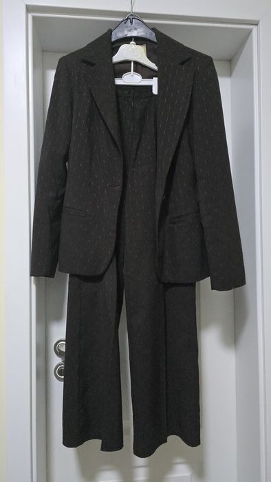Кафяв официален костюм - прав панталон и вталено сако, размер С
