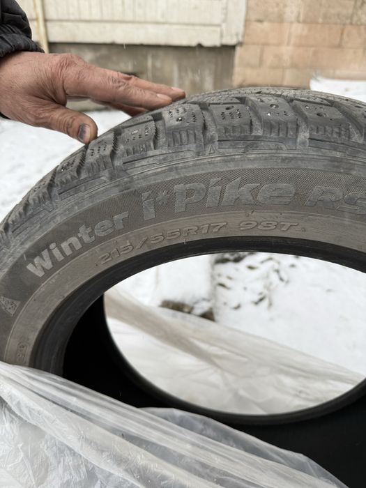 Продаю Резина зимняя Hankook 215/55/17 бу на шипах