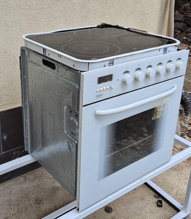 Фурна за вграждане ZANUSSI в комплект с котлони за вграждане