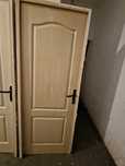 Vând doua uși interior si doua vitrine