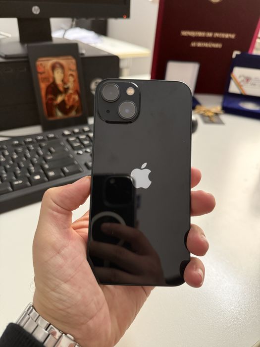 Vând iPhone 13 Midnight Black Impecabil