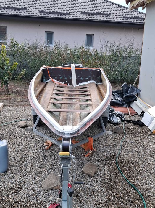 Barca de pescuit fara motor