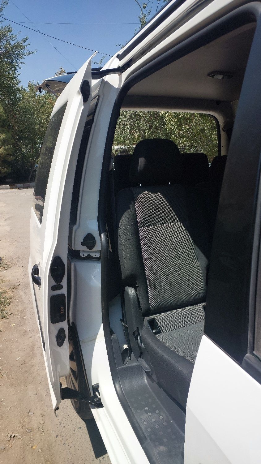 Volkswagen caddy 132 000 км