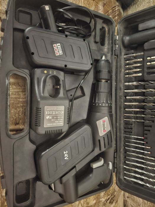 Vând Bormașină cu percuție cu toate accesoriile