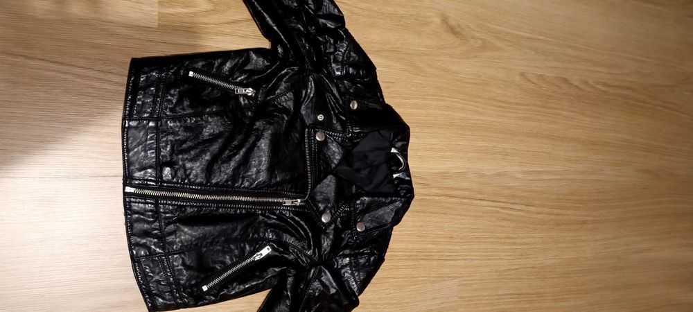 Vând geaca ,,piele" Rock, pt. fete