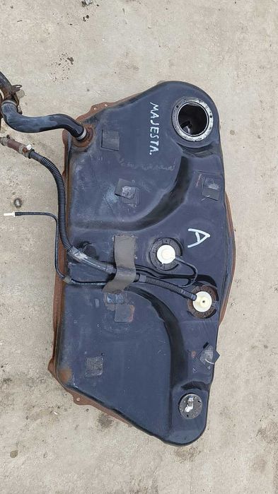 Топлиный бак Toyota Crown Majesta 2004г