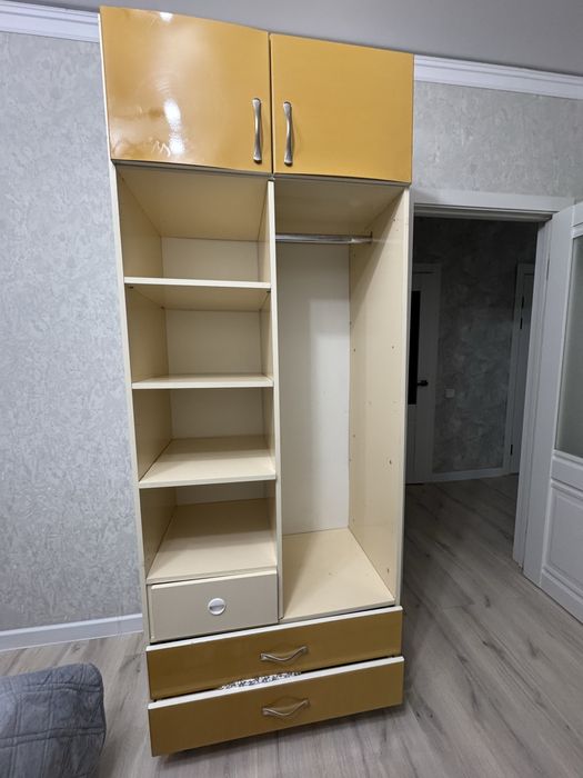 шкаф в комнату, желтый