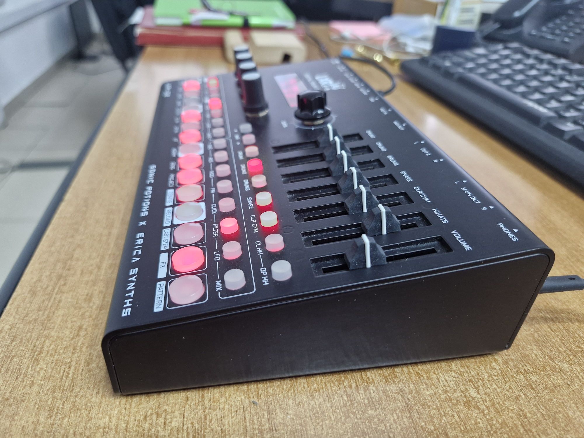 Erica Synths LXR-02, драммашина, синтезатор ударных