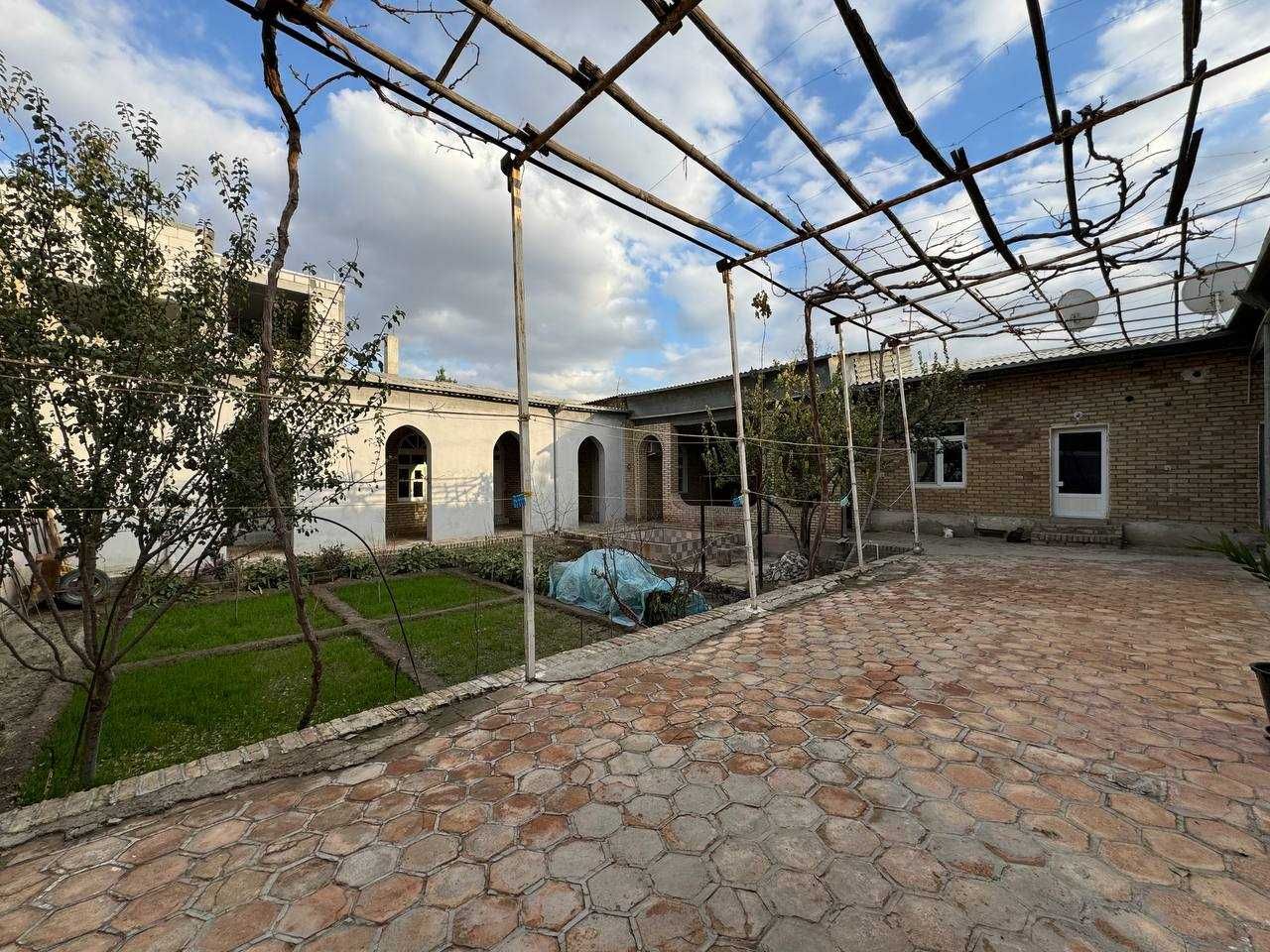 Tayyor 6 sotiqli hovli sotiladi.