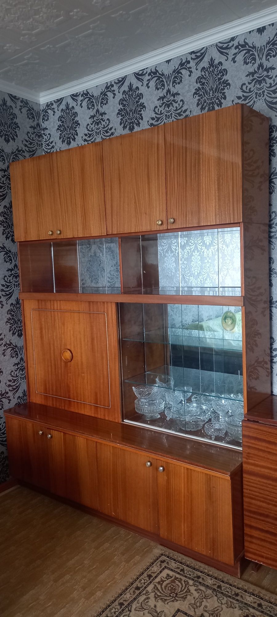 Продам сервант в хорошем состоянии.