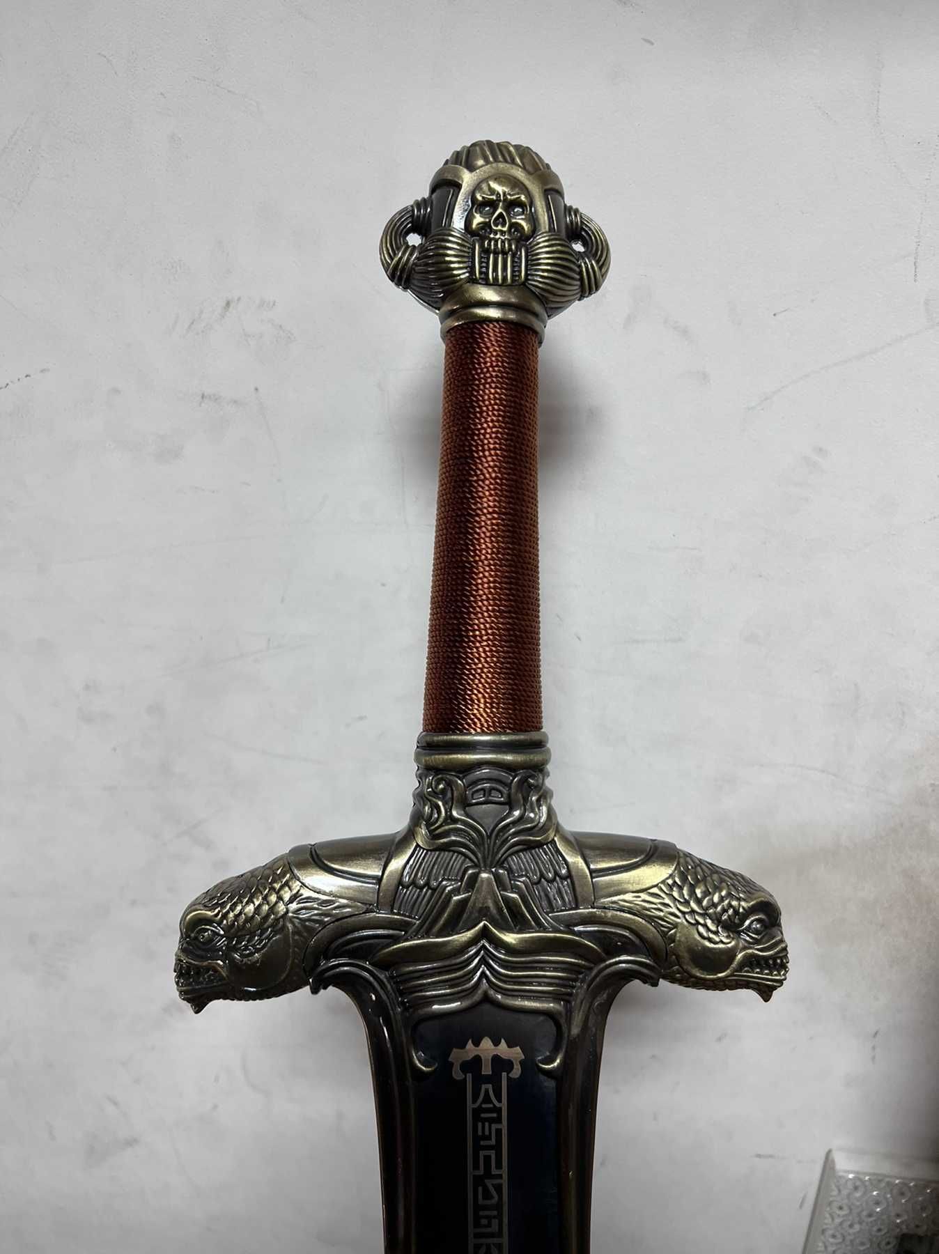 Меч с поставка Конан Варварина Conan the Barbarian Atlantean Sword