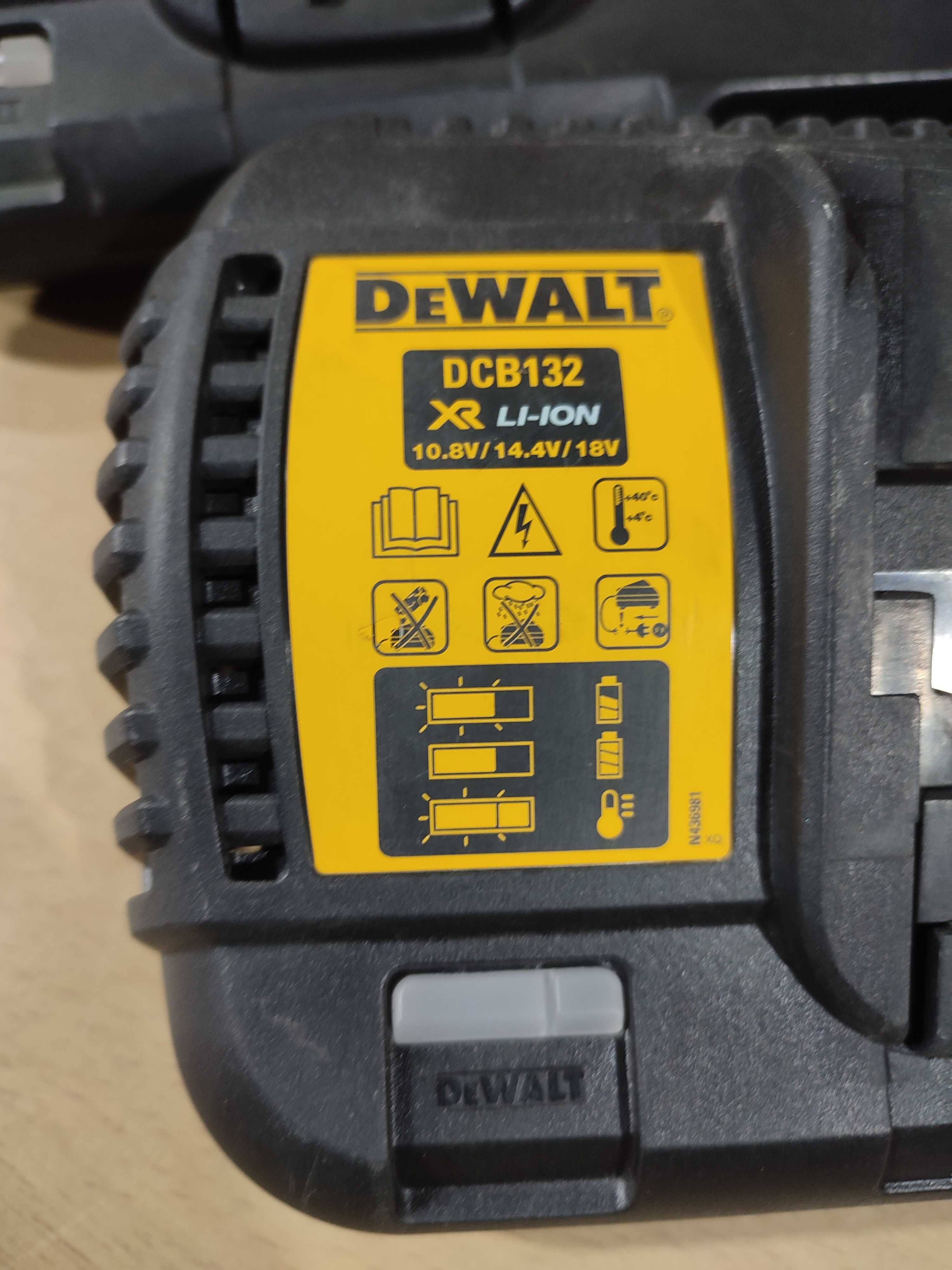 DeWalt DCB132 charger incarcator defect