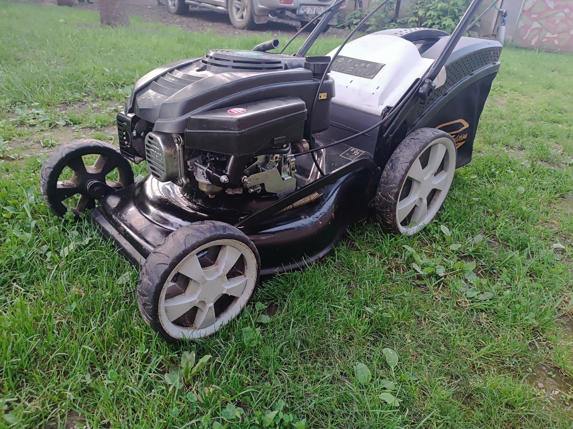 Mașina de tuns iarba (motor in 4 timpi)
