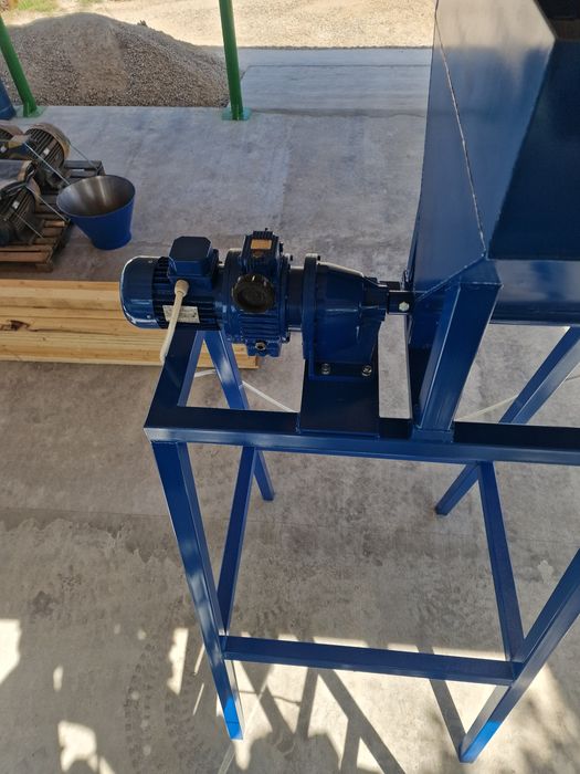 Snec dozator griu presa peleti .