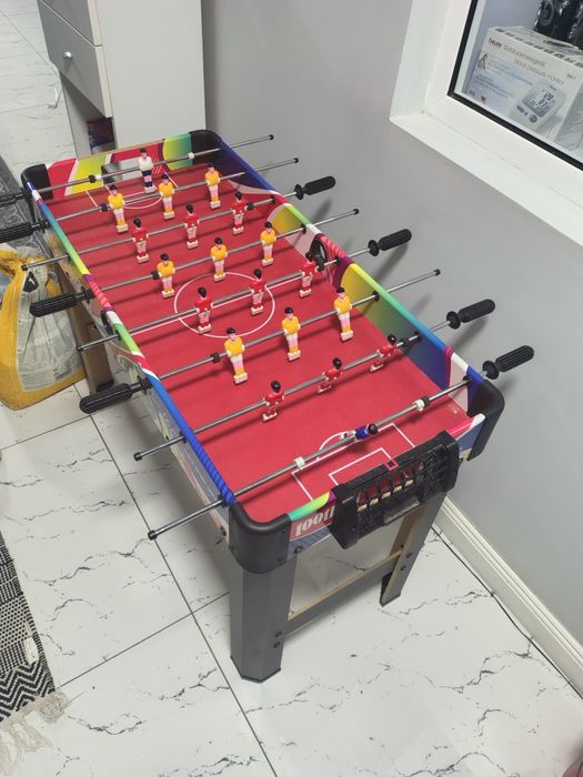 Vând masa de fotbal