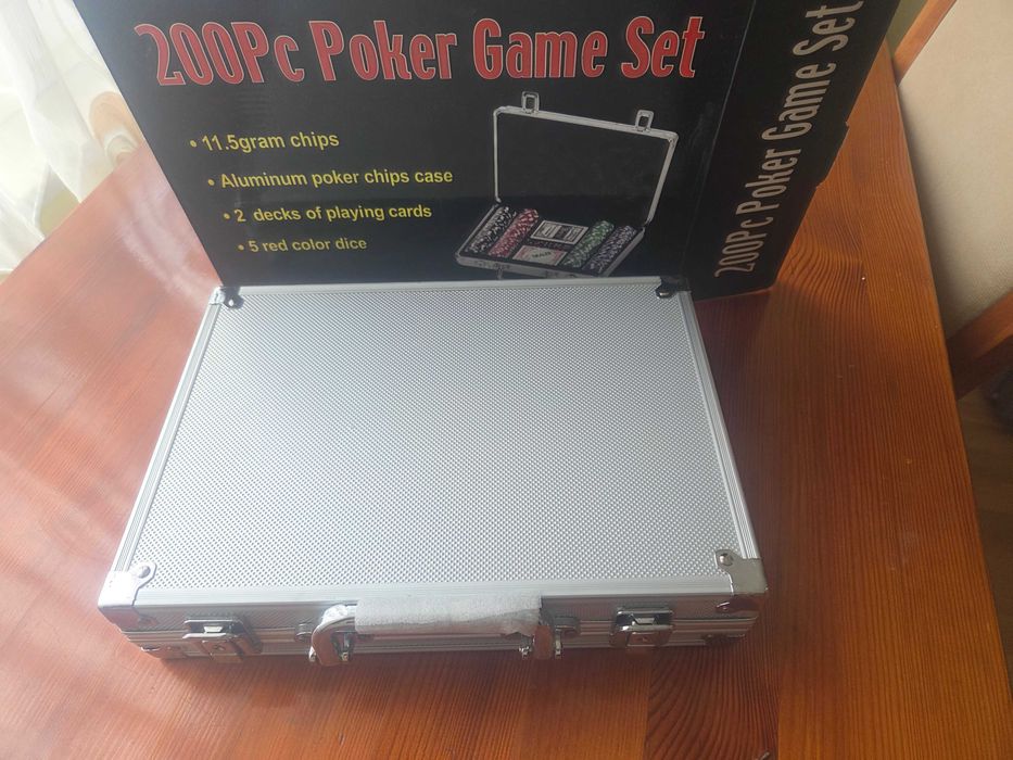 Нов комплект за покер от 200 части с метално куфарче.