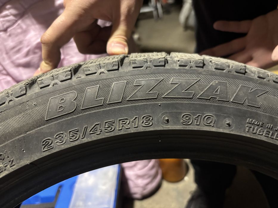 Продам авто шины зимние 235*45R18