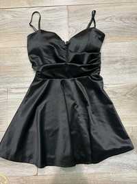 Къса черна рокля от сатен