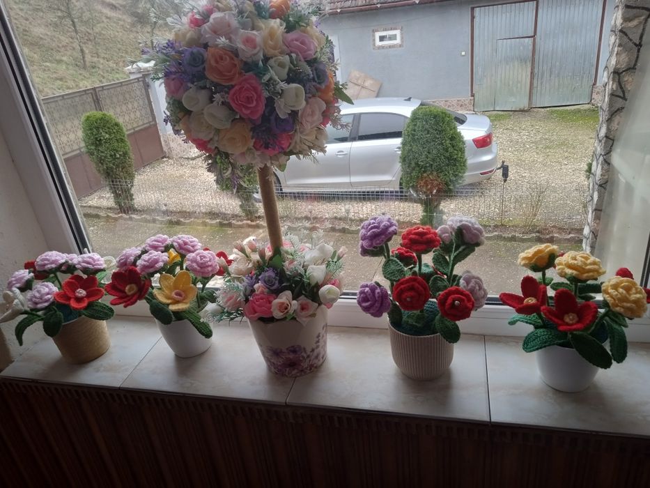 Vând flori croșetate