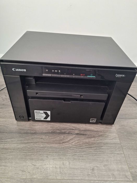 Vând imprimantă Canon MF 3010