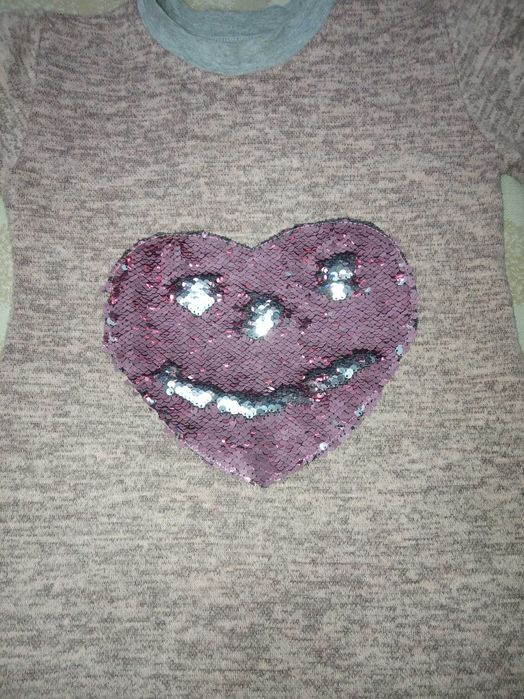 Свитер с сердцем, на 8 - 9 лет.