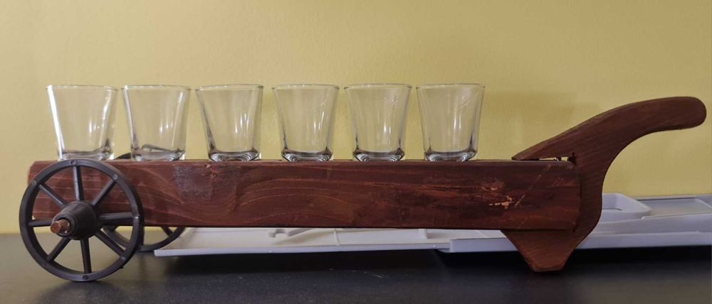 Чаши със стойка количка