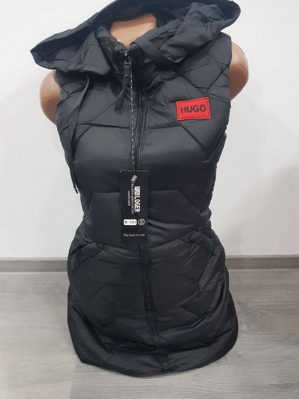 Veste de dama. . . . .
Emblema cusută 
Hugo negru   S  M  L  XL  XXL