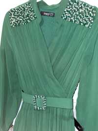 Зеленое, длинное платье со стразами