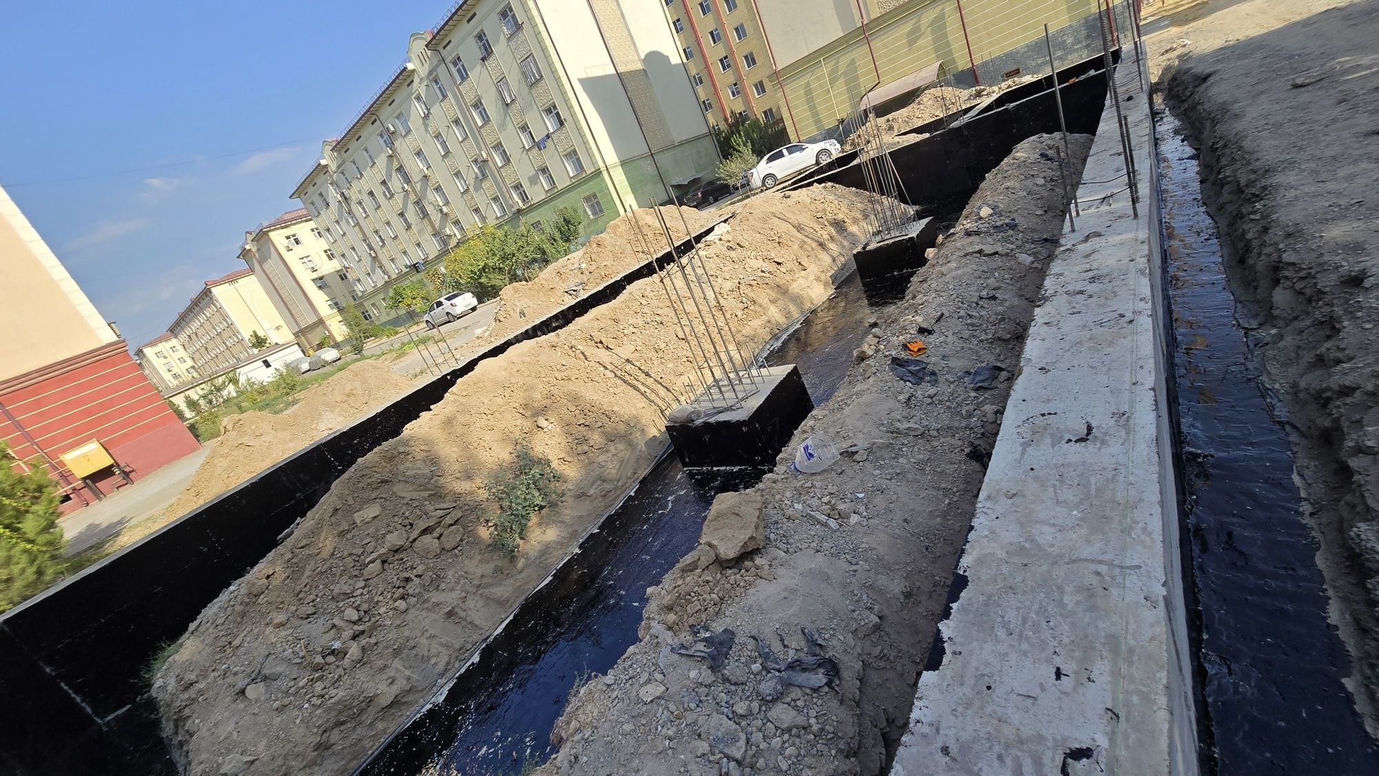 Tugallamagan 2 qavatli Bino sotiladi. 1 etaj supermarket va apteka.