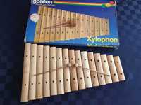 Музикален инструмент-Дървен ксилофон.