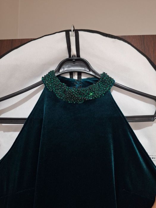 Официална, бутикова рокля в изумрудено зелено с камъни и дълбока цепка