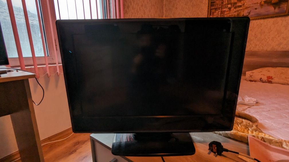 Два телевизора.Единият е закупен от ибей,а другият от Англия
