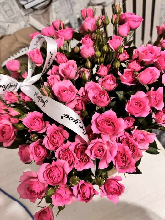 Спрей розы в кашпо свежий прям