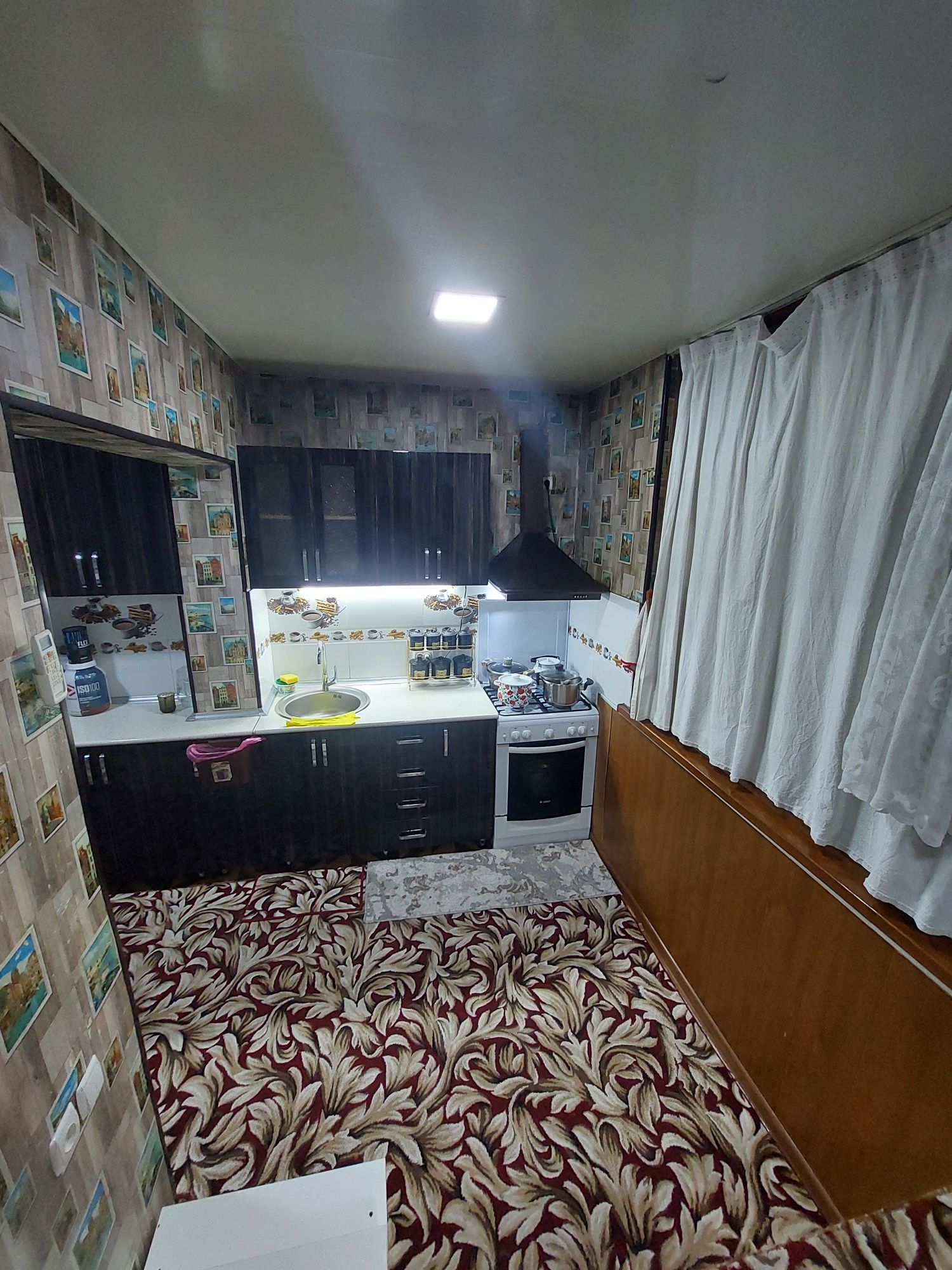 Kora kamish Tansikboev da  3/1/5 balkon 2x6 srochna sotiladi