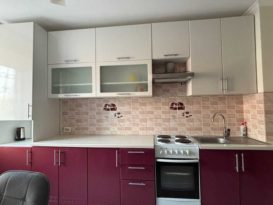 Кухонный гарнитур с плитой и вытяжкой