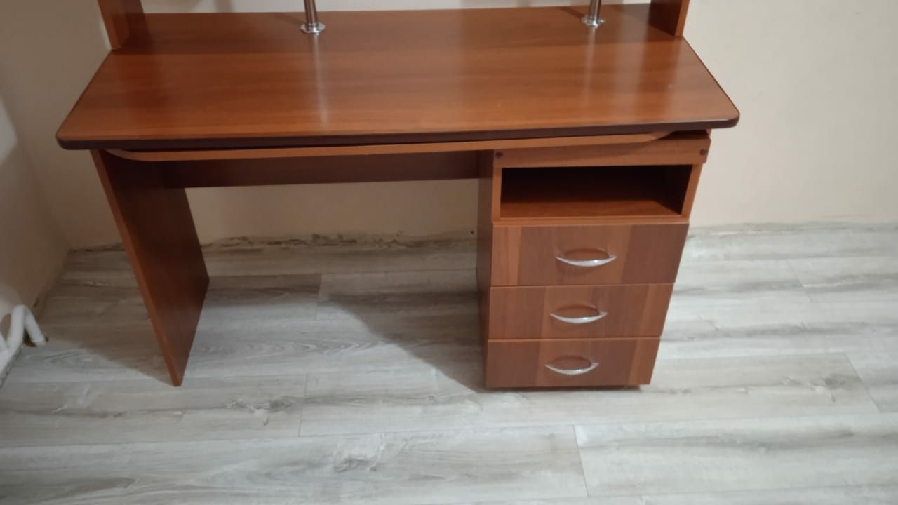 Срочно продам учебный, компьютерный стол в идеальном состояний