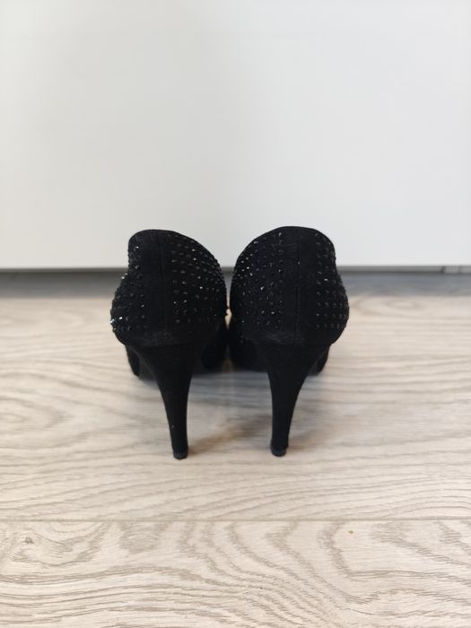 Pantofi cu toc și pietricele